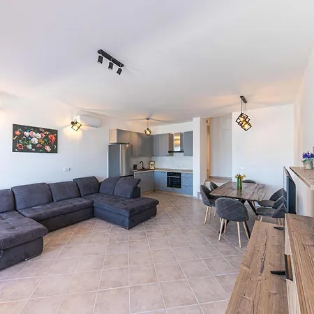 Beautiful Apartment In Marina *