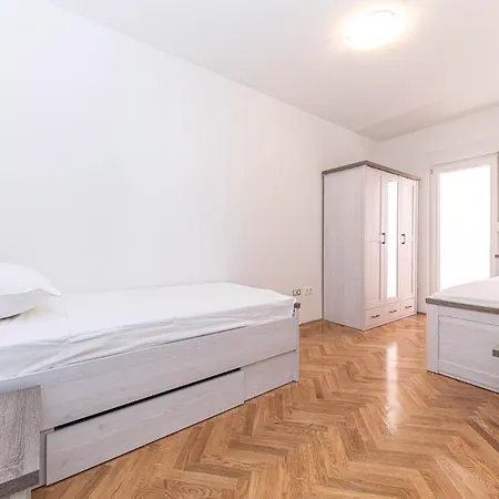 Beautiful Apartment In Marina Daire Marina
